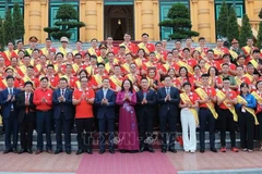 越南国家副主席武氏英春同与会代表合影。图自越通社