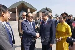 马来西亚议院议长拿督阿旺·贝姆·阿旺·阿里·巴萨到机场欢送陈青敏夫妇一行。图自越通社
