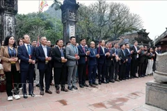 侨胞代表团前往宁平省华闾古都国家级特殊遗迹区丁先黄祠和黎大行祠上香。图自越通社