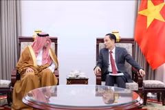 越南外交部长黎怀忠会见了即将离任前来辞行拜会的沙特阿拉伯驻越南大使穆罕默德·伊斯梅尔·达尔维。图自越通社