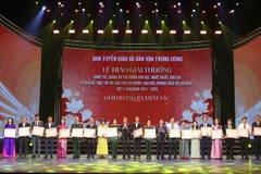 “学习和践行胡志明思想、道德、作风”主题创作奖（2021-2025年第二阶段）颁奖典礼场景。图自越通社