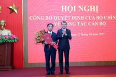 中央组织部长黎明兴向阮文方同志颁发决定。图自越通社