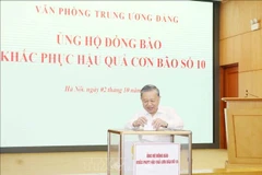 越共中央总书记苏林参加慈善一日捐活动。图自越通社