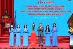 苏林总书记向越南妇女联合会中央委员会领导赠送胡志明主席塑像。图自越通社