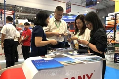 VILOG 2025 共吸引来自20个国家和地区的近350家企业参展,展出近480个展位。图自越通社