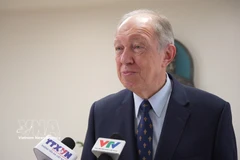 俄罗斯前驻越南大使、评委会主任安德烈·塔塔里诺夫接受记者的采访。图自越通社