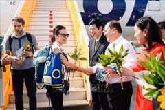 第2000万名国际游客是波兰籍的卡罗琳娜·阿格涅什卡女士。图自越通社