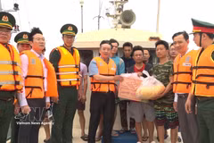 海防市人民委员会副主席陈文郡向遇险渔民赠送慰问品。图自越通社