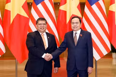 越南国会主席陈青敏（右）与马来西亚下议院议长丹斯里拿督佐哈里·宾·阿卜杜勒。图自越通社