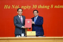 政府总理范明政向外交部新任代部长黎怀中颁发任命书。图自越通社