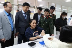 北宁省劳动者接受体检。图自西贡解放报