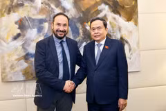 越南国会主席陈青敏会见意大利重建共产党总书记莫里齐奥·阿塞博。图自越通社