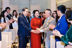 越南国会主席陈青敏会见旅意越南人社群。图自越通社