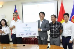 越南柬埔寨商业协会已募集29350美元，驰援国内受灾群众。图自越通社