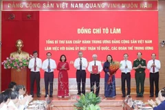 苏林向越南祖国阵线颁发政治局于2025年6月10日签发的第304-QĐ/TW号决定。
