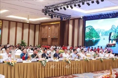 苏林总书记出席国防部、公安部和外交部代表见面会。图自越通社