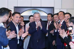 苏林总书记会见越南驻俄罗斯大使馆工作人员和旅俄越侨。图自越通社