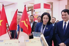 与会代表参观展会。图自越通社