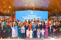 越南国会主席陈青敏和夫人阮氏清娥及越南高级代表团同越南驻土耳其大使馆干部、工作人员及旅土越南人社群合影。图自越通社
