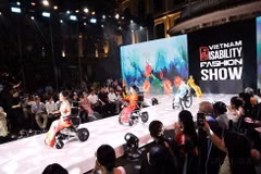 8月4日，题为“意志的形状”的2025年越南残疾人时装秀（Vietnam Disability Fashion Show 2025 – VDFS）在越南美术博物馆正式亮相。图自越通社