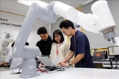 胡志明市工业大学学生在机器人实验室学习和研究。图自越通社