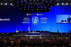 白俄罗斯内务部长伊万·库布拉科夫在《联合国打击网络犯罪公约》上签字。图自越通社