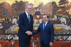 财政部副部长黎晋近与英国出口融资署首席执行官蒂姆·里德。图自越通社