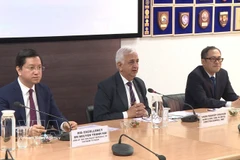 印度国家海事基金会主任普利迪普·昌汉（中）发表讲话。图自越通社