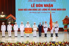 黎明兴总理出席海防市公安局“人民武装力量英雄”称号颁授仪式。图自越通社