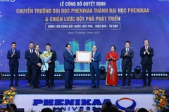 越南政府总理范明政授予有关将“菲尼卡(Phenikaa)大学学院”升格为“菲尼卡大学”的决定书。图自越通社