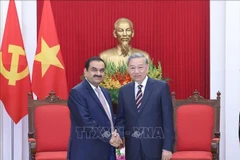 越共中央总书记苏林与印度阿达尼集团董事长高塔姆·阿达尼。图自越通社