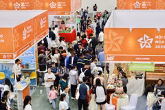 游客参观2025年首届秋季博览会。图自越通社