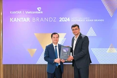Vietcombank副总经理黎黄松（左）接收证书。图自Vietnam+