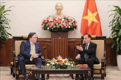 越南外交部代理部长黎怀忠会见美国驻越南大使马克·纳珀。图自越通社