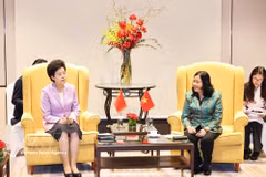 越南祖国阵线中央委员会主席阮氏明怀与中国全国政协副主席咸辉。图自越通社