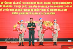 国防部副部长阮长胜向前往联合国南苏丹维和特派团执行任务的3名军官颁发国家主席和国防部长任命决定书。图自越通社