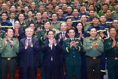 范明政同与会代表合影。图自越通社