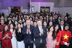 苏林总书记与越南学生合影。图自越通社