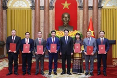 越南国家主席梁强同越南驻外大使和首席代表合影。图自越通社