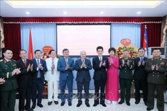 越南祖国阵线中央委员会主席杜文战同与会代表合影。图自越通社