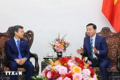 越南政府副总理陈红河会见中国土木工程集团有限公司总经理陈思昌。图自越通社