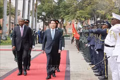 安哥拉总统若昂·曼努埃尔·贡萨尔维斯·洛伦索与越南国家主席梁强进行检阅仪仗队。图自越通社