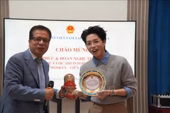 越南驻俄大使邓明魁向歌手德福送礼。图自越通社