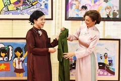 苏林总书记夫人与联合国教科文组织总干事奥黛丽·阿祖莱参观越南妇女博物馆。图自越通社
