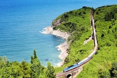 统一号列车穿位于越顺化市和岘港市的海云关。（图片来源：孤独星球）