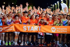 逾万名运动员征服下龙湾赛道。图自越通社