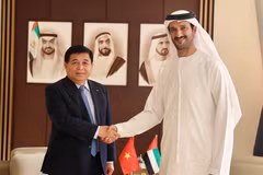 越南政府副总理阮志勇会见阿联酋经济部长阿卜杜拉·本·图克·阿尔·马里。图自越通社