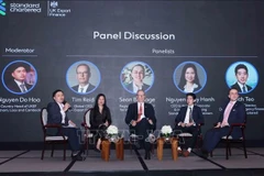 英越加强经济合作会议期间的座谈会现场。图自越通社