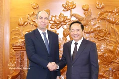 越共中央宣教与民运部长郑文决会见古巴驻越南大使罗赫利奥·波兰科·富恩特斯。图自越通社