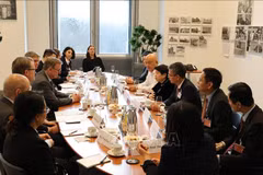 越共中央委员、中央政策战略委员会副主任阮翠英会见德国联邦议院副议长博多·拉梅洛。图自越通社